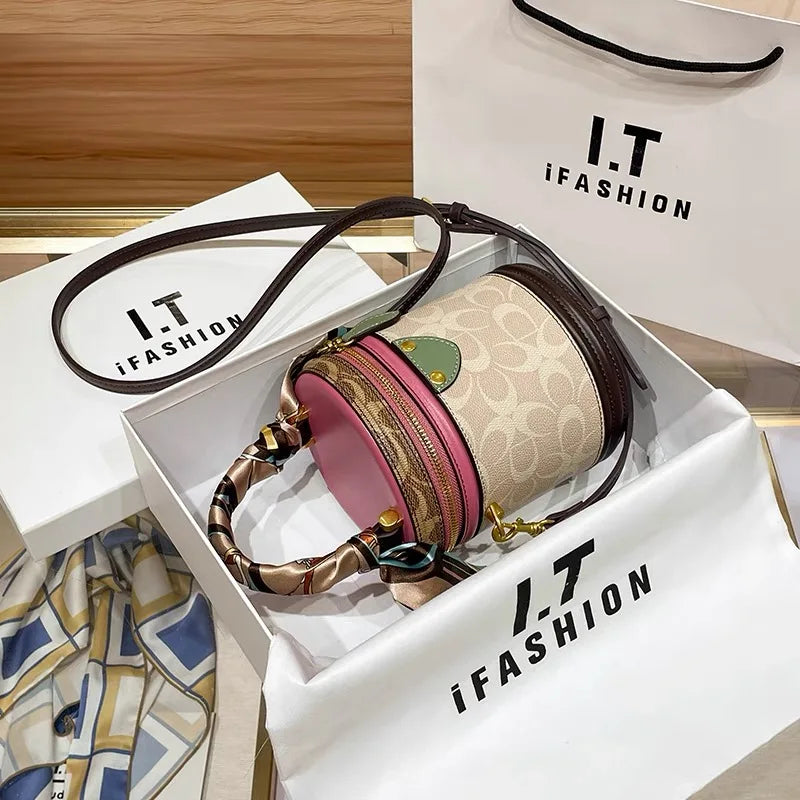 New minimalist and fashionable small handbag,
