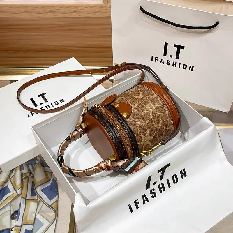New minimalist and fashionable small handbag,