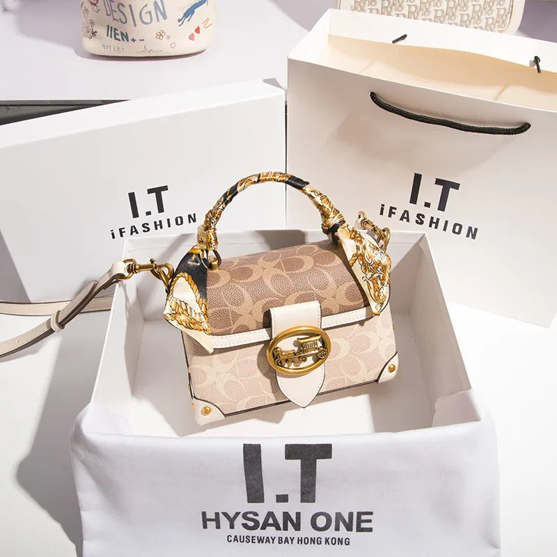 New minimalist and fashionable small handbag,